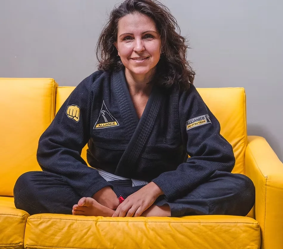 Praticante de JIU JITSU com kimono Alliance em retrato editorial