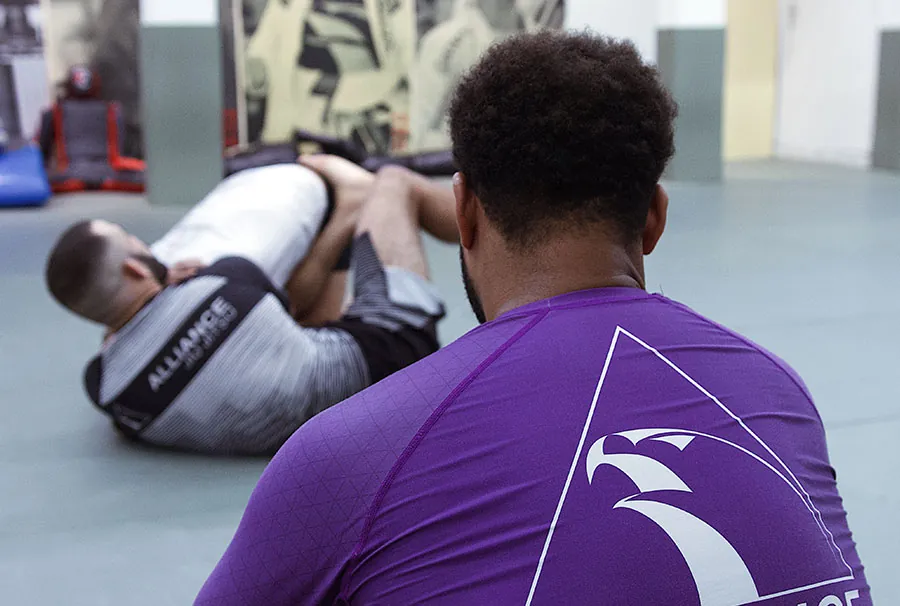 Praticante de No Gi com rashguard Alliance durante treino